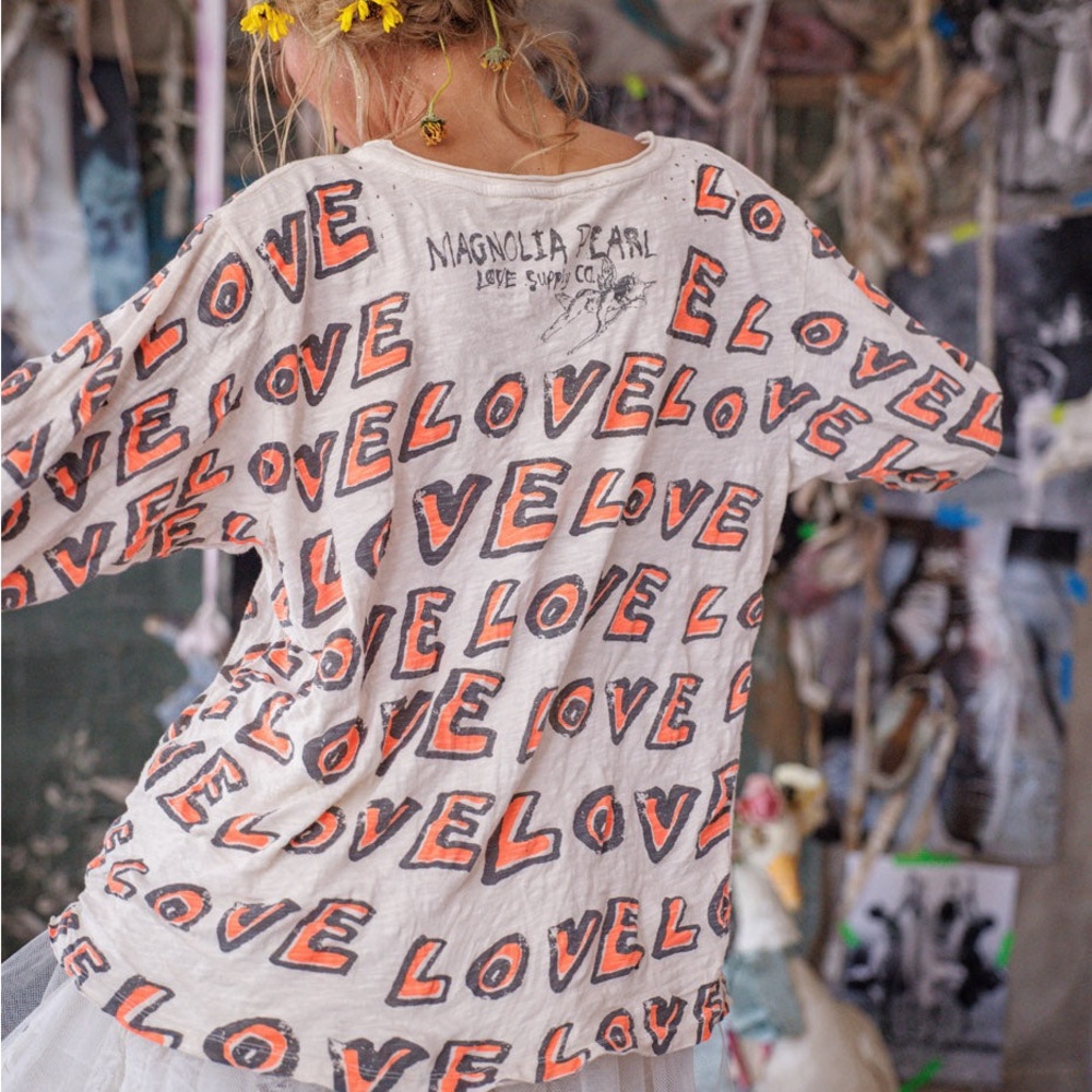 Magnolia Pearl. NWT. ❤️❤️ Cream Long Sleeve Tee with Coral & Black LOVE Print. - Picture 8 of 10